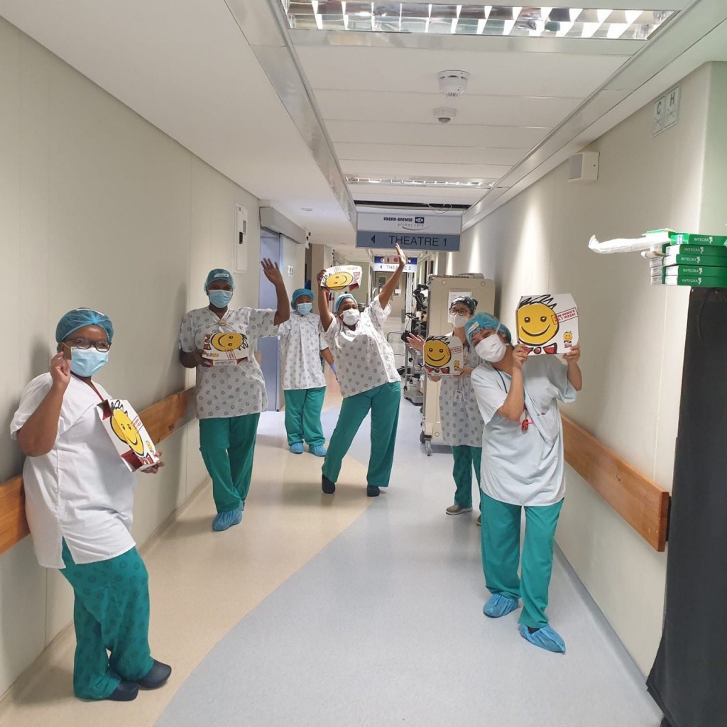 In May 2020, essential workers at the Red Cross War Memorial Children’s Hospital were kept smiling with a contactless delivery of piping hot pizza thanks to Butler’s Pizza. Pictured here are members of the hospital’s Theatre Staff. Now, Butler’s Pizza plans to award a series of Piece Prizes to frontline Heroes for Humanity.
