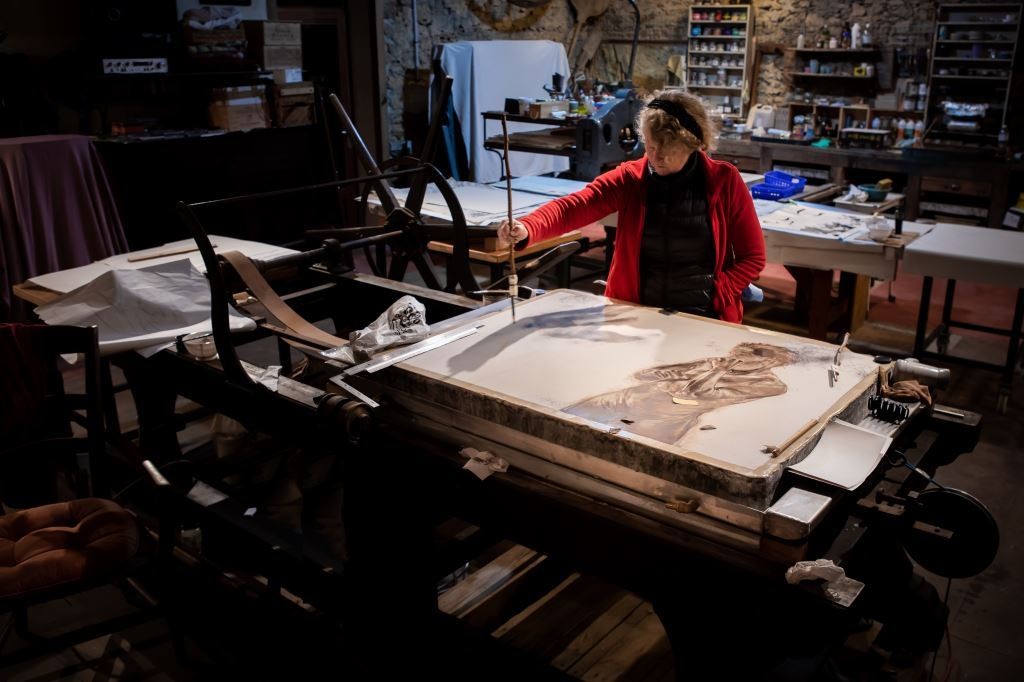3.Diane working on stone at Atelier le Grand Village Photo courtesy of Atelier le Grand Village © Virginie Perocheau